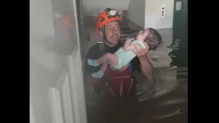 &quot;Ψυχούλα μου&quot;: Συγκλονίζει ο απεγκλωβισμός μωρού από πλημμυρισμένο σπίτι στη Θεσσαλία - Κλαίει με λυγμούς η μητέρα