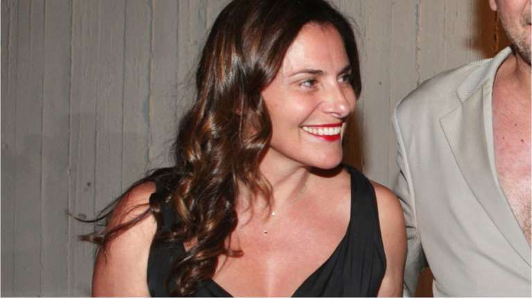 Μπέτυ Μπαζιάνα: Το μίντι μαύρο φόρεμα με ντεκολτέ - καρδιά που επέλεξε για τη νέα θεατρική της έξοδο