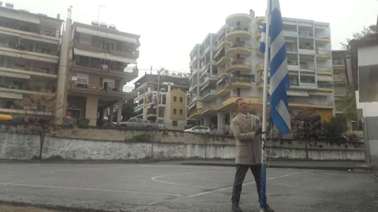 Διευθυντής δημοτικού σχολείου στα Γιαννιτσά τίμησε μόνος του την εθνική επέτειο της 25ης Μαρτίου