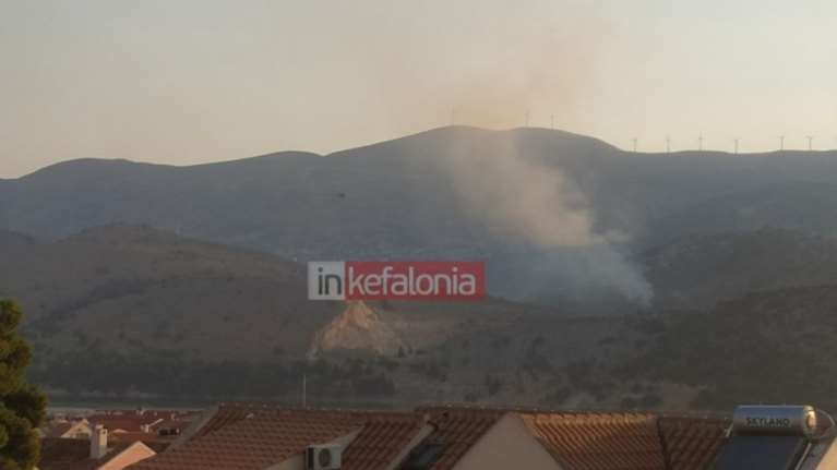 Φωτιά στην Κεφαλονιά: Στις φλόγες η περιοχή Φαρακλάτα - Δεν κινδυνεύουν σπίτια [εικόνες και βίντεο]