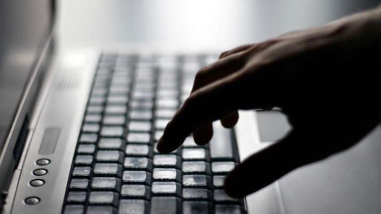 &quot;Πάρτι&quot; από ηλεκτρονικές απάτες την εποχή του κορονοϊού: Ακόμη και παρακολούθηση σπιτιών μέσω social media