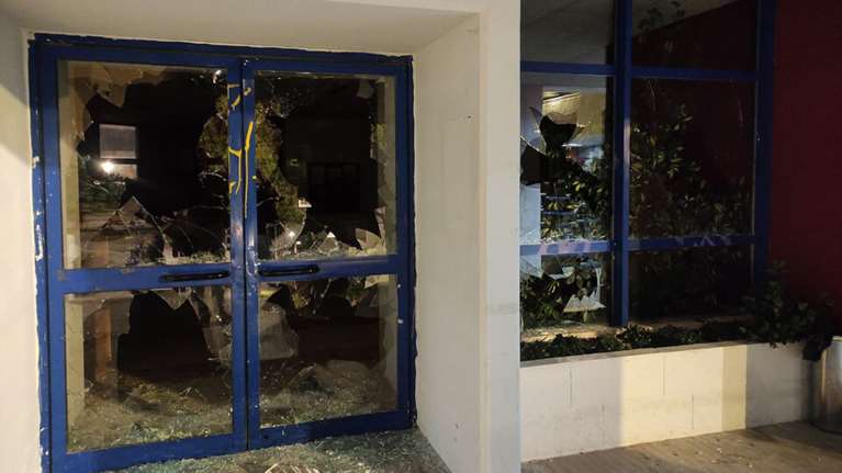 Πολυτεχνείο: Αντεξουσιαστές κατέστρεψαν το Κτίριο Διοίκησης– Πέταξαν μπογιές και έσπασαν τζάμια