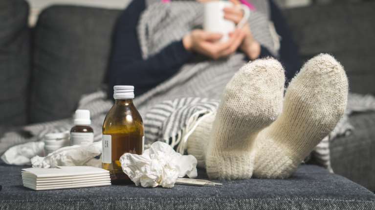 Και όμως, μπορούμε να κολλήσουμε γρίπη και κορονοϊό μαζί: Ποιοι κινδυνεύουν περισσότερο