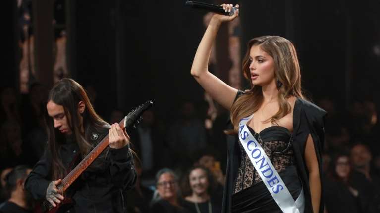 Χιλή: Διαγωνιζόμενη σε καλλιστεία τραγούδησε death metal και άφησε άφωνους κριτές και κοινό [βίντεο]