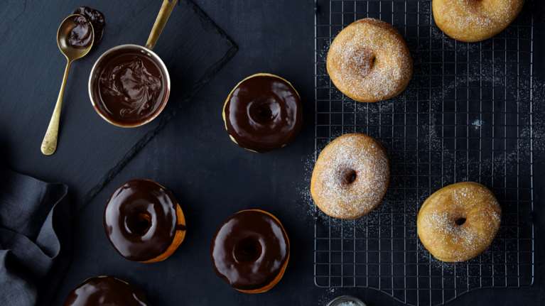 Ακης Πετρετζίκης: Συνταγή για απίθανα και γρήγορα ντόνατς σοκολάτας - Θα ξετρελαθείτε