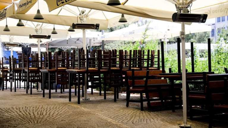 ΕΛΣΤΑΤ: Τζίρο 13,1 δισ. ευρώ έχασε η αγορά - Εστίαση και καταλύματα οι μεγάλοι χαμένοι