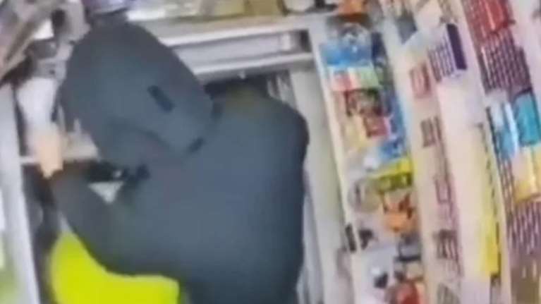 Παγκράτι: Ληστής έκλεψε περίπτερο απειλώντας τον υπάλληλο με... πριόνι [βίντεο]