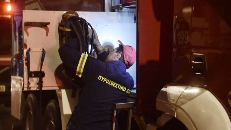 Φωτιά σε σπίτι στην Παιανία: Απεγκλωβίστηκε ηλικιωμένη γυναίκα με εγκαύματα