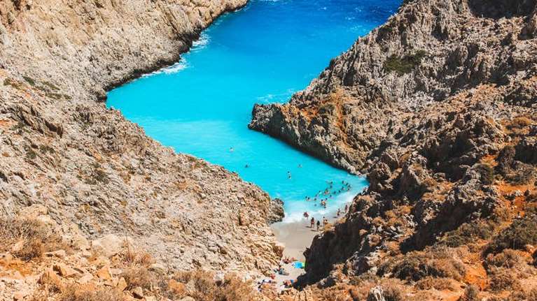 Η &quot;μυστική&quot; παραλία στα Χανιά που μαγεύει - Το πιο… περίεργο μπλε της Ελλάδας [Εικόνες]