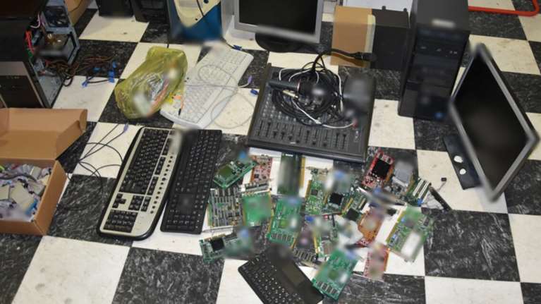 Σπείρα ανηλίκων είχε &quot;γδύσει&quot; ολόκληρο σχολείο στη Φωκίδα – Με λάπτοπ και tablet στα σπίτια τους