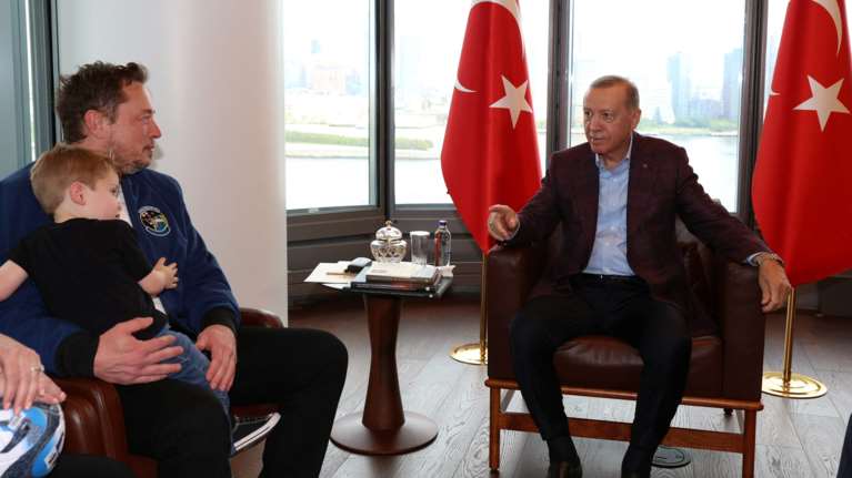Ο Ερντογάν χάρισε μια μπάλα στον γιο του Έλον Μασκ - &quot;Πού είναι η γυναίκα σας&quot;, ρώτησε ο Τούρκος πρόεδρος