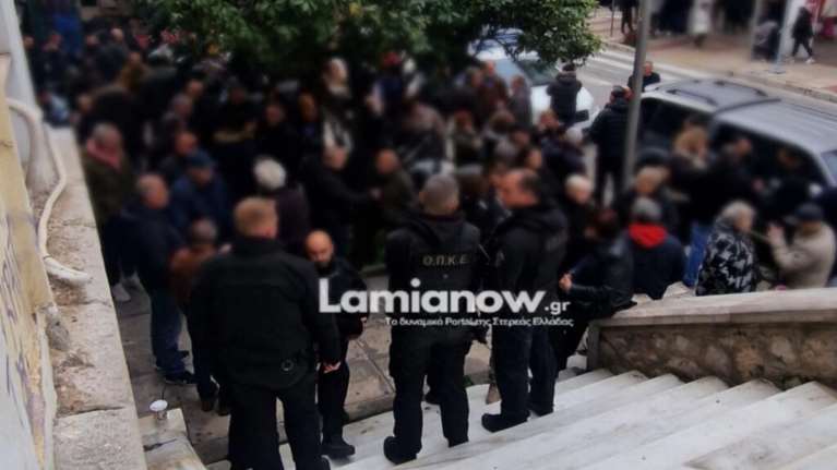 Λαμία: Ένταση στην Ανθήλη - Ρομά επιχείρησε να χτυπήσει με το αυτοκίνητό του τον πρόεδρο της κοινότητας [βίντεο]