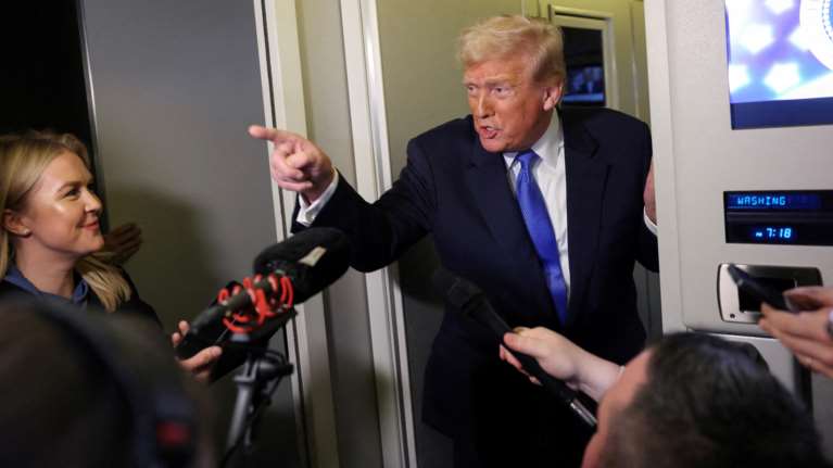 Ο Τραμπ απειλεί να διπλασιάσει στο 50% τους δασμούς στον Καναδά και προκαλεί: "Να γίνετε η 51η Πολιτεία των ΗΠΑ"