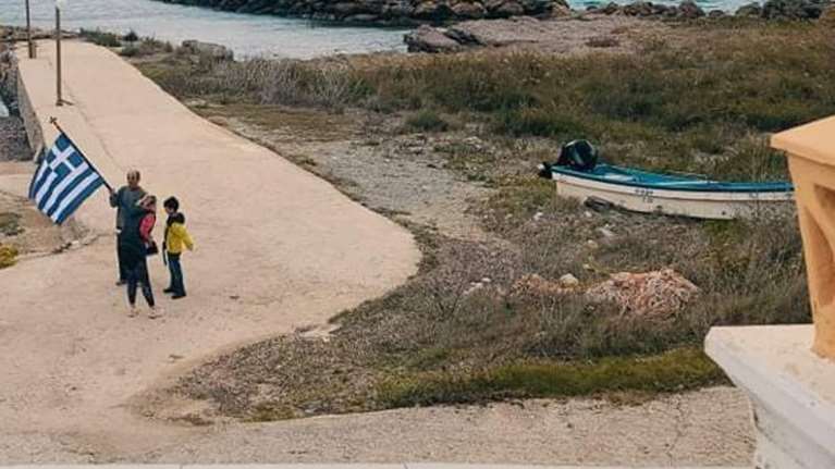 Μαθράκι: Ο 9χρονος Τάσος θα παρελάσει μόνος του με τη γαλανόλευκη - Είναι ο μοναδικός μαθητής του νησιού [εικόνες]