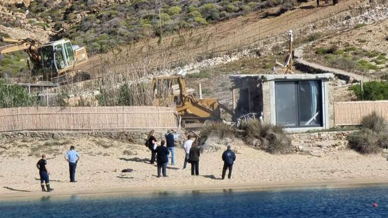 Mύκονος: Ξεκίνησε η πρώτη κατεδάφιση αυθαιρέτου 20τμ στην παραλία Μερσίνη - Μπροστά από το εξοχικό εφοπλιστή
