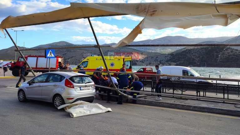 Κεφαλονιά: Οι θυελλώδεις άνεμοι ξήλωσαν το στέγαστρο στο λιμάνι Αργοστολίου - Τρεις τραυματίες