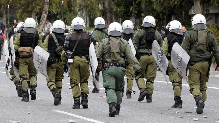 Νέα Φιλαδέλφεια: Άγνωστοι επιτέθηκαν σε διμοιρία των ΜΑΤ έξω από το γήπεδο - Τραυματίστηκαν τρεις αστυνομικοί