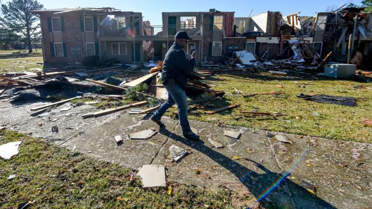 ΗΠΑ: Δύο νεκροί από ανεμοστρόβιλους που έπληξαν την Αλαμπάμα- Τεράστιο δέντρο έπεσε στο σπίτι τους
