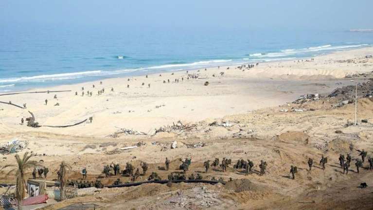 Ο ισραηλινός έτοιμος να πλημμυρίσει τα τούνελ της Χαμάς- Στήνουν αγωγούς στη θάλασσα [Εικόνες, βίντεο]