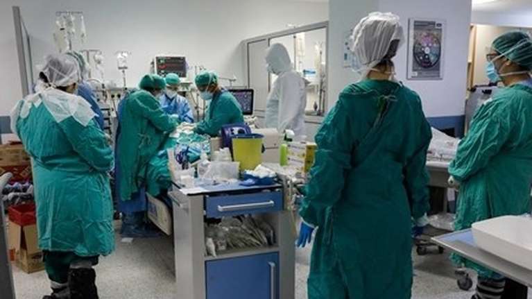 Τζάνειο: Μετά από 3 ώρες μας είπαν πως μάλλον έκαναν λάθος - Συγκλονίζει ο γιος της 62χρονης που υπεβλήθη από σφάλμα σε μετάγγιση αίματος