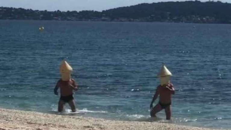 Viral: Γάλλοι ήθελαν να πάνε για μπάνιο και ντύθηκαν...σημαδούρες! [βιντεο]