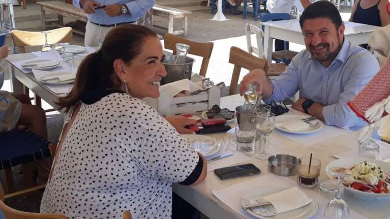 Ντόρα Μπακογιάννη - Νίκος Χαρδαλιάς: Γευμάτισαν μαζί σε ταβέρνα στο Μάραθι της Κρήτης [Εικόνες]