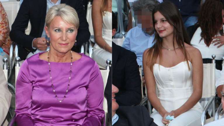 Νατάσα Παζαΐτη - Αλίκη Καραμανλή: Το απίθανο σατέν τοπ της μαμάς και το θεϊκό jumpsuit της κόρης σε σπάνια έξοδο