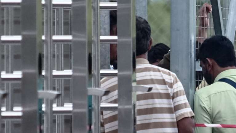 Εξέγερση σε δομή μεταναστών στις Σέρρες: Έκοψαν τα συρματένια πλέγματα και διέφυγαν - Τραυματίστηκαν δύο αστυνομικοί