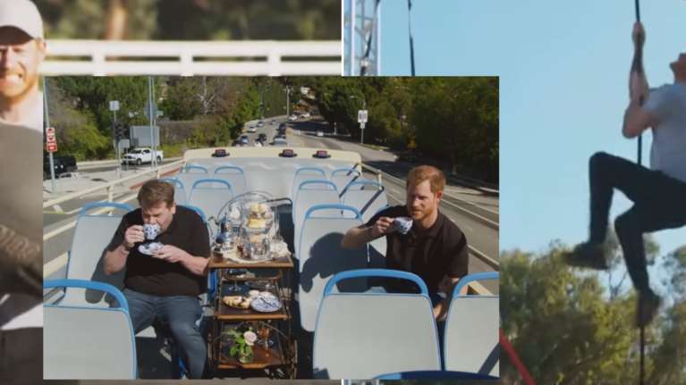 Ο Πρίγκιπας Χάρι στις λάσπες: Γελάει, ραπάρει και κάνει γυμναστική σε στίβο μάχης αλά Survivor