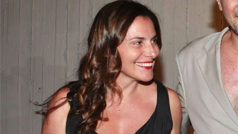 Μπέττυ Μπαζιάνα: Η απογευματινή εμφάνιση με ασπρόμαυρο look και αμάνικο blazer που συνδύασε με λευκό παντελόνι