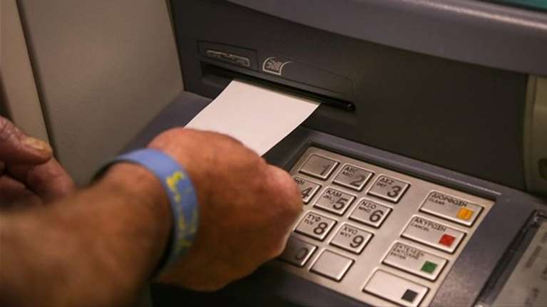 Κυβερνητικές πηγές για τα ATM Τραπεζών: Κανένα παράθυρο χρεώσεων δύο ταχυτήτων δεν πρόκειται να ισχύσει