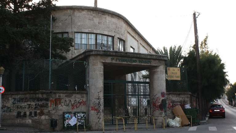 Ρόδος: Ανεκδιήγητες δικαιολογίες του Νορβηγού που έβαλε αγγελία σε σχολείο και αναζητούσε κορίτσια με μπικίνι