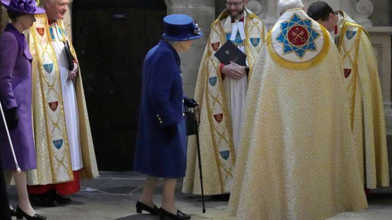 Ανησυχία για τη Βασίλισσα Ελισάβετ: Η εμφάνιση με μπαστούνι μετά από 17 χρόνια