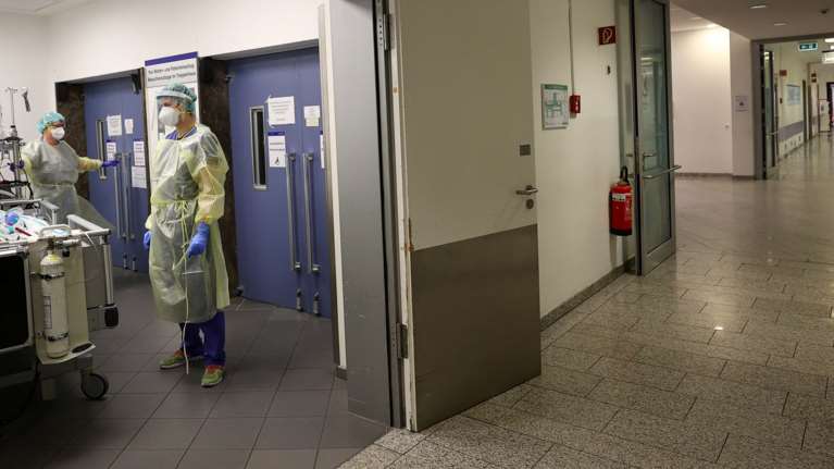 Κορονοϊός: Εμβόλια και μονοκλωνικά αντισώματα δεν &quot;πιάνουν&quot; την Όμικρον - Τι έδειξαν 5 μελέτες