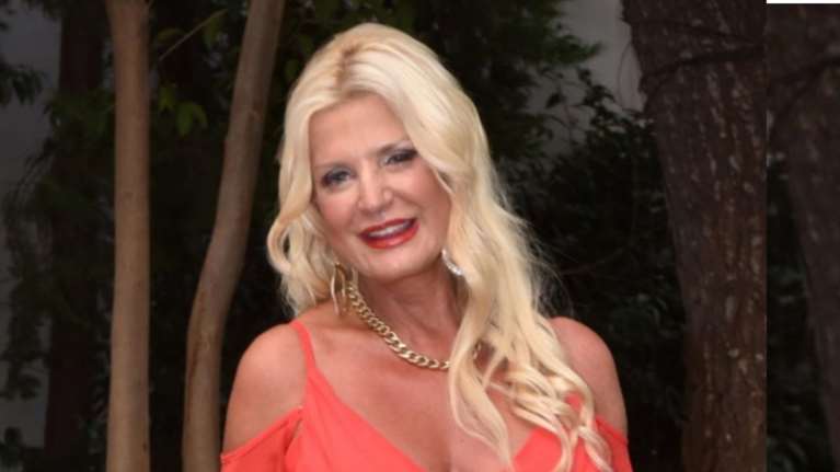 Μαρίνα Πατούλη: Με κατακόκκινη βελούδινη τουαλέτα δηλώνει συγκλονισμένη από τις αποκαλύψεις για τα θύματα βίας