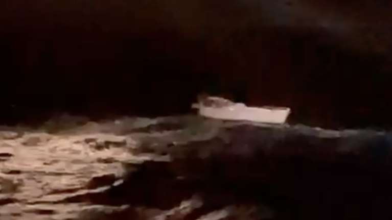 Θρίλερ στο Αιγαίο: Επιχείρηση διάσωσης δύο ατόμων σε ιστιοφόρο ανοικτά της Σύρου [βίντεο]