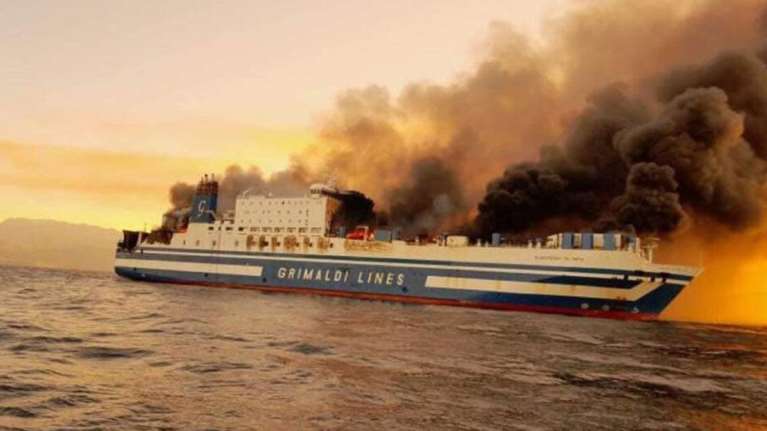 Στις φλόγες πλοίο ανοιχτά της Κέρκυρας με 288 επιβαίνοντες - Το εγκατέλειψαν με σωσίβιες λέμβους [Εικόνες - βίντεο]