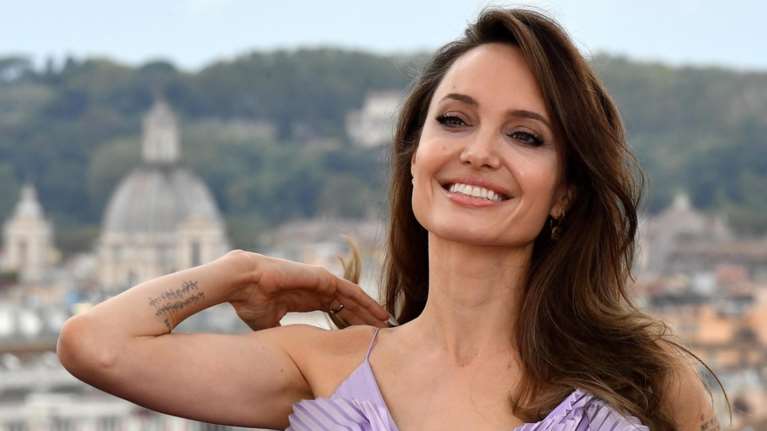 Αντζελίνα Τζολί: Βόλτα για ψώνια με υπέροχο λευκό καλοκαιρινό φόρεμα