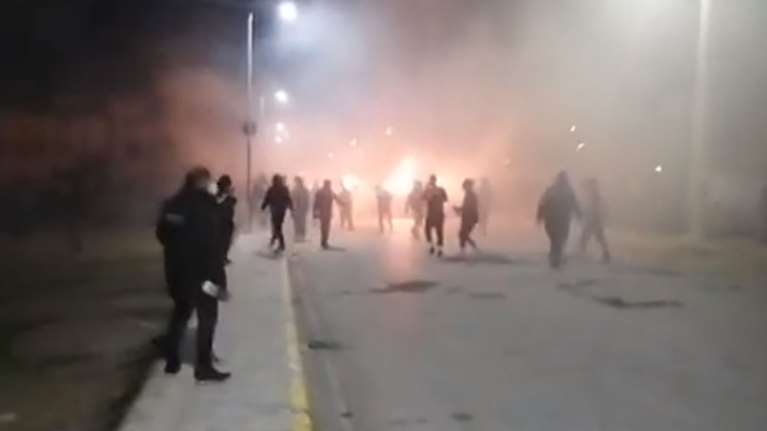 Επεισόδια με μολότοφ και χημικά στον Ασπρόπυργο: Κάτοικοι αντιδρούν στα μέτρα lockdown [Βίντεο]