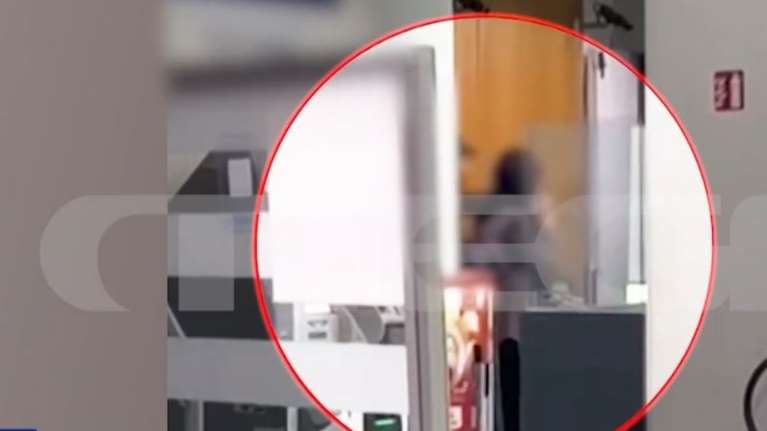 Πάτρα: Βίντεο ντοκουμέντο - Η στιγμή που ο ληστής κρατά όμηρο την υπάλληλο έξω από το χρηματοκιβώτιο
