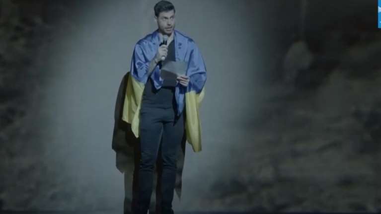 Ένταση στην Εθνική Λυρική Σκηνή: Χορευτής εμφανίστηκε με ουκρανική σημαία, το κοινό γιούχαρε μουσικούς που αντέδρασαν [Βίντεο]