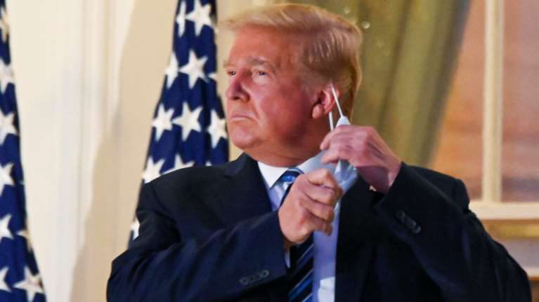 Πήρε εξιτήριο ο αμετανόητος Τραμπ μετά από 72 ώρες νοσηλείας - Γύρισε στο Λευκό Οίκο και έβγαλε τη μάσκα