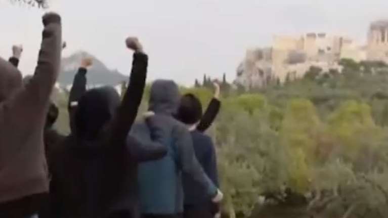 &quot;Ξεπαρθενών&quot;: Σάλος με την ταινία που περιέχει σκηνές σεξ μεταξύ ανδρών στην Ακρόπολη [Βίντεο]