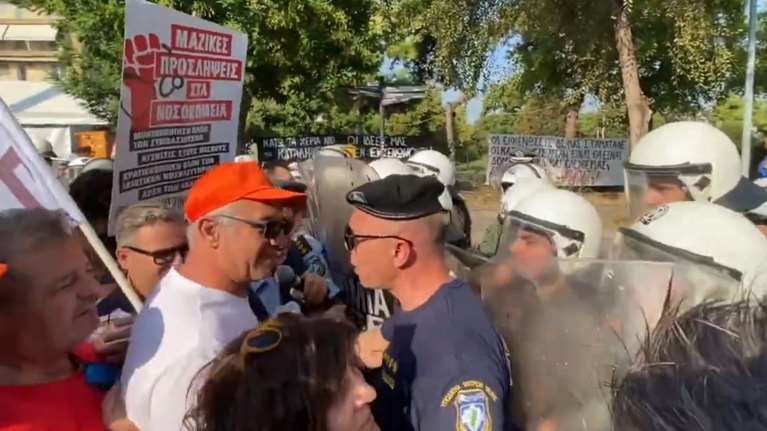 Αρχισε το &quot;πάρτι&quot; στη ΔΕΘ: Ένταση και σπρωξίματα μεταξύ ΜΑΤ και υγειονομικών σε πορεία διαμαρτυρίας [βίντεο]