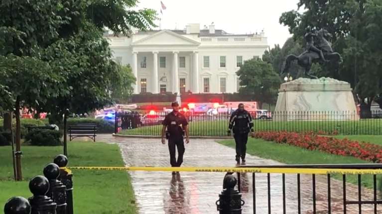 Αναστάτωση προκάλεσε επεισόδιο με πυροβολισμούς έξω από τον Λευκό Οίκο: Η Μυστική Υπηρεσία πυροβόλησε ύποπτο άνδρα