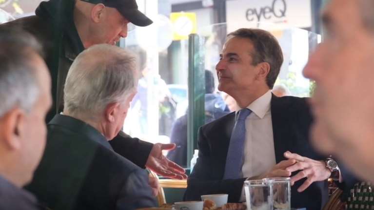 Κυριάκος Μητσοτάκης: Ο καθιερωμένος καφές στο Κολωνάκι με τον Τασούλα - Συνομίλησε με πολίτες [Βίντεο]