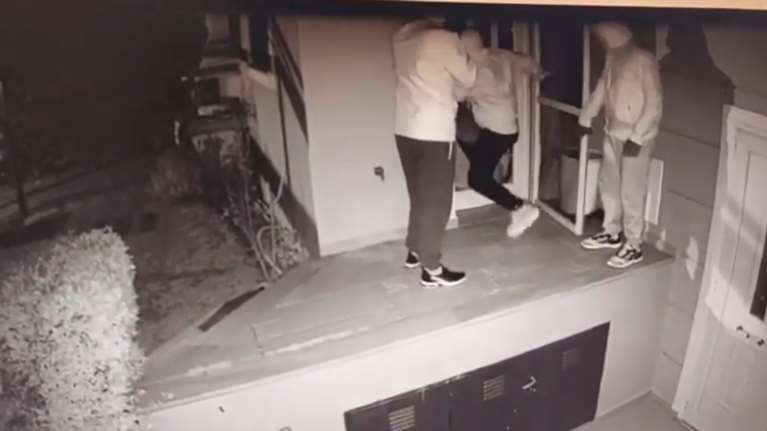 Bίντεο ντοκουμέντο με τη σπείρα που ξάφριζε σπίτια σε Εκάλη και Νέα Ερυθραία - Κλωτσούν μέχρι να σπάσουν την πόρτα