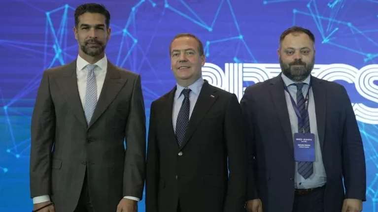 Βουλευτής και ευρωβουλευτής της Νίκης συναντήθηκαν με τον Μεντβέντεφ στο Σότσι - Έβγαλαν και φωτογραφία