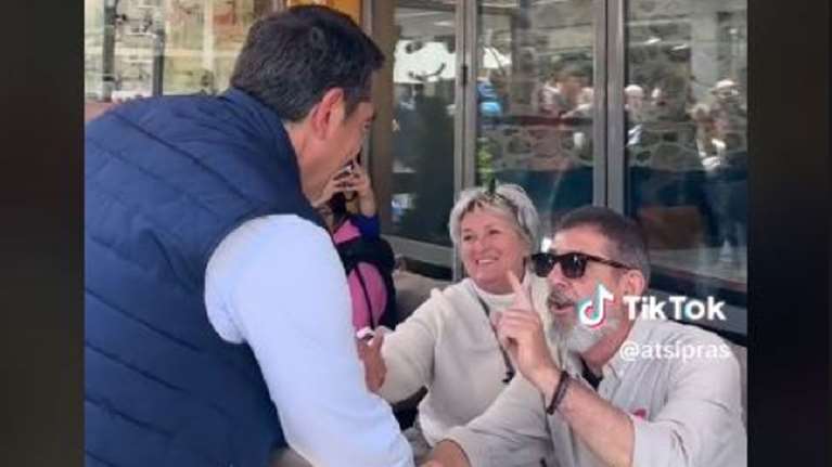 &quot;Βαλ&#39; το σαν τον Σλούκα να τους τελειώσεις - Κι ας είσαι βάζελος&quot;: Επική ατάκα σε Τσίπρα από οπαδό του Ολυμπιακού