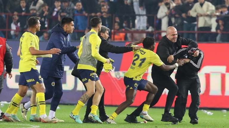 Τουρκία: Απίστευτες σκηνές βίας και ξύλο οπαδών με παίκτες της Φενέρμπαχτσε μετά το ματς με την Τραμπζονσπόρ [βίντεο]